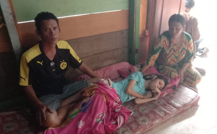 Seorang wanita tergolek lemah dan sakit bernama Kurnia Sari warga Jalan Panca Usaha RT,49 Lorong Halim No. 2187 Kelurahan 5 Ulu Kota Plembang