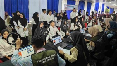 Peserta seleksi kompetensi bidang (SKB) CPNS kuota Kemenag Provinsi Sumatera Selatan di Gedung BKN Regional VII Palembang, Selasa (17/12/2024)