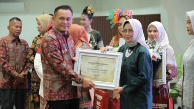 Anggota Komunitas Batang Hari (Kobar) 9 dan juga Kerabat Kesultanan Palembang Darussalam , Dra Isnayanti Syafrida Msi meraih penghargaan