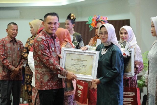 Anggota Komunitas Batang Hari (Kobar) 9 dan juga Kerabat Kesultanan Palembang Darussalam , Dra Isnayanti Syafrida Msi meraih penghargaan