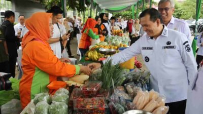 Pj Gubernur Sumsel, Elen Setiadi saat meninjau pasar murah di kantor Dinas Ketahanan Pangan dan Peternakan Sumsel, Rabu (18/12/2024). Foto : Humas Pemprov Sumsel