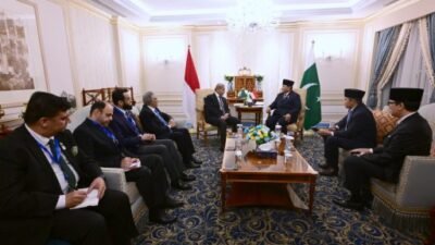 Presiden Prabowo Subianto melakukan pertemuan bilateral dengan Perdana Menteri (PM) Pakistan Shehbaz Sharif di Hotel St Regis New Capital, Kairo, Mesir, pada Rabu (18/12/2024). (Foto: BPMI Setpres/Rusman)