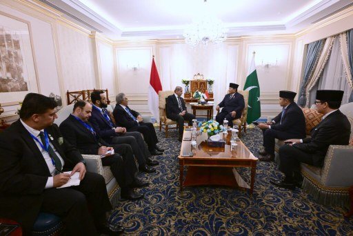 Presiden Prabowo Subianto melakukan pertemuan bilateral dengan Perdana Menteri (PM) Pakistan Shehbaz Sharif di Hotel St Regis New Capital, Kairo, Mesir, pada Rabu (18/12/2024). (Foto: BPMI Setpres/Rusman)