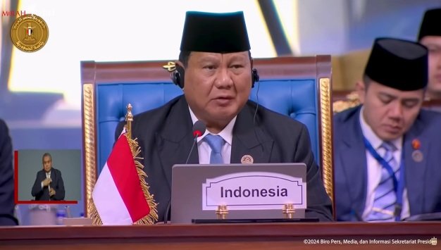 Presiden Prabowo Subianto memberikan sambutan pada sesi pleno Konferensi Tingkat Tinggi (KTT) Ke-11 D-8, di Istana Kepresidenan New Administrative Capital, Kairo, Mesir, pada Kamis (19/12/2024). (Foto: Tangkapan YouTube BPMI Setpres)