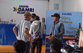 Penumpang bus AKAP Damri saat membeli tiket. (Foto : Adi Prayogo)