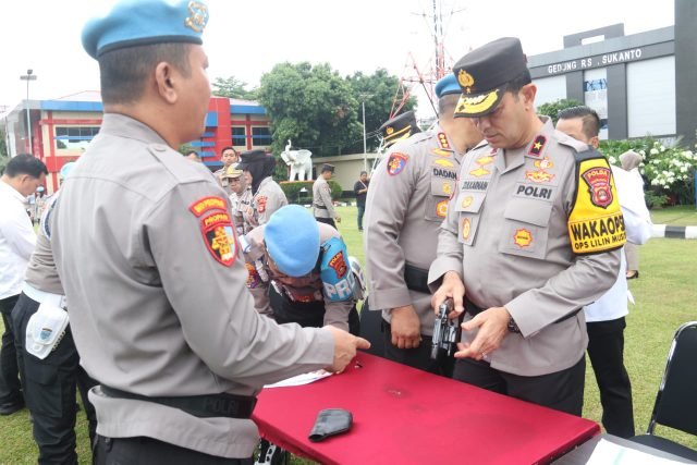 Wakapolda Sumsel Brigjen Pol M, Zulkarnain melakukan pengecekan senjata api anggota di Lapangan. (Foto : Humas Polda Sumsel)