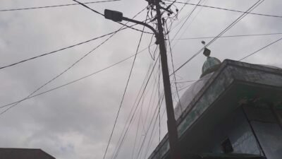 Lampu penerangan jalan yang berada di sekitar Musholah Mujahidin. (Foto: Heriyadi)