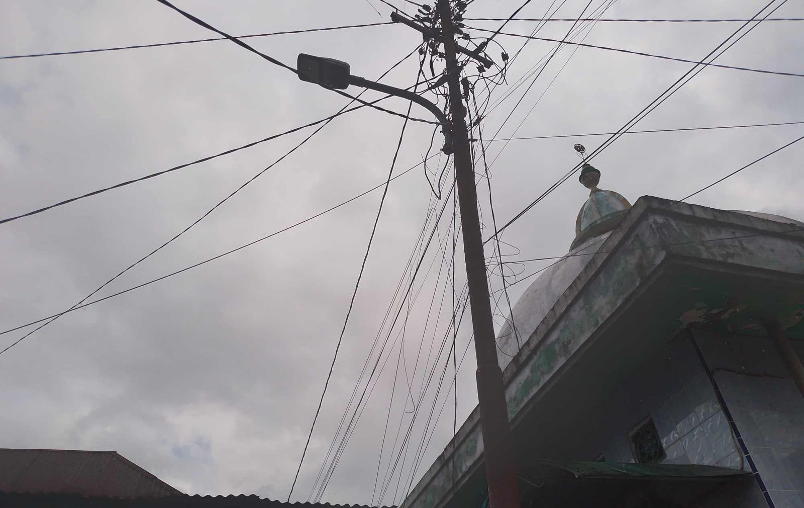 Lampu penerangan jalan yang berada di sekitar Musholah Mujahidin. (Foto: Heriyadi)