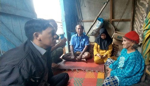 Tim Rescue Baznas Palembang saat di kediaman Nenek Mina. (Foto: Heriyadi)