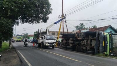 Gerak Cepat Pulihkan Listrik Akibat Truk Terguling di Tebing Grinting