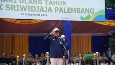 Direktur Utama Pusri, Daconi Khotob saat memimpin upacara. (Foto: Nata)
