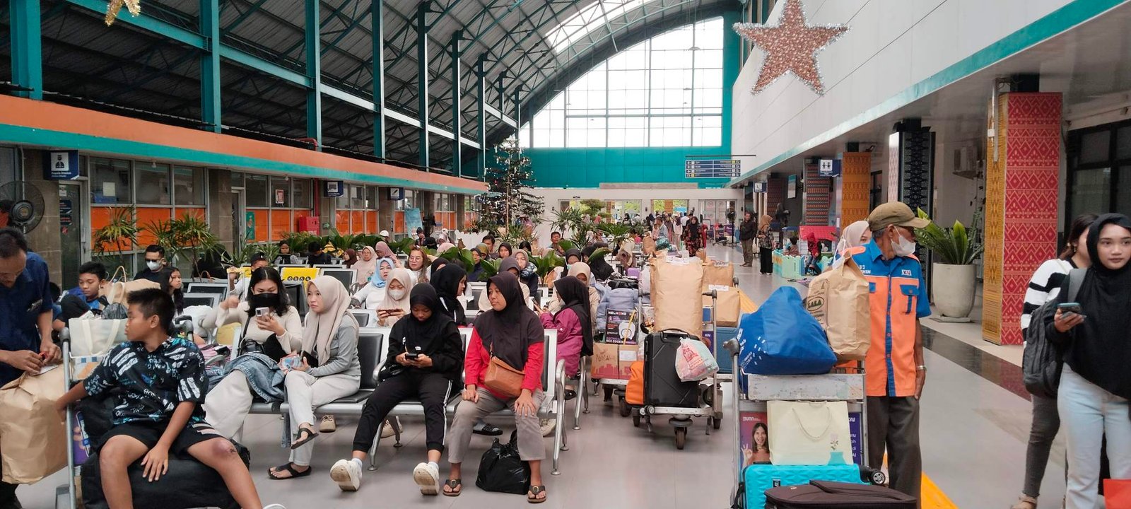 Pemudik saat berada di stasiun Kertapati Palembang. (Foto: Nata)