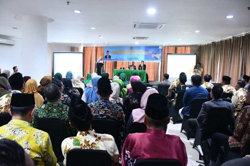 Pembukaan Seminar Kerukunan Umat Beragama yang diikuti 80 pengawas dan guru MGMP lintas agama se Provinsi Sumatera Selatan di Hotel Azza Palembang, Jumat (27/12/2024). Foto: Humas Kemenag Sumsel