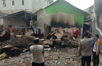 Kondisi rumah Ridwan usai hangus terbakar diduga karena lilin. (Foto: Heryadi)