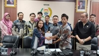 Sempat Viral, Perseteruan Pegawai Pempek dan Dokter Puskesmas Berakhir Damai di Komisi IV DPRD Palembang. (Foto: Nata)