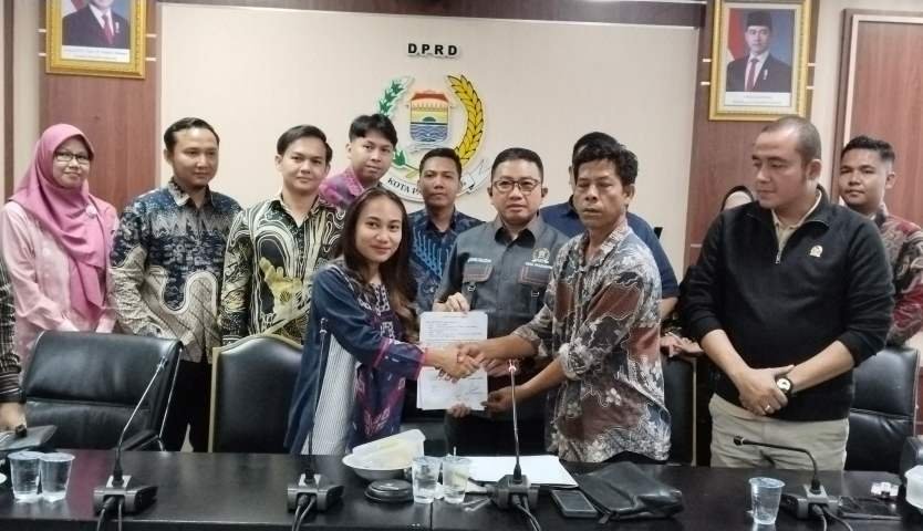 Sempat Viral, Perseteruan Pegawai Pempek dan Dokter Puskesmas Berakhir Damai di Komisi IV DPRD Palembang. (Foto: Nata)