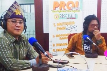 Sultan Palembang Darussalam, Sultan Mahmud Badaruddin (SMB) IV Jaya Wikrama RM Fauwaz Diradja SH M Kn didampingi Ketua Pelaksana P5H5M Vebri Al Lintani, Jumat (27/12/2024). (Foto : Adi)