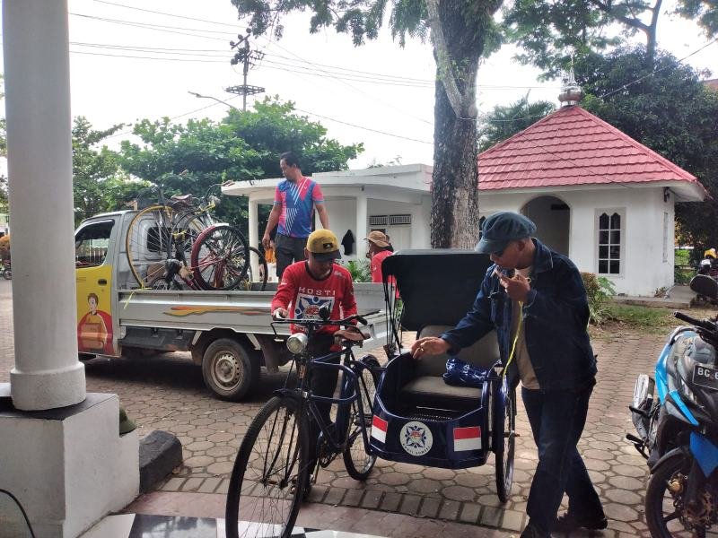 Sepeda Onthel Mesin hingga Radio Kuno, Warnai Peringatan Pertempuran Lima Hari Lima Malam. (Foto: Andriyanto)