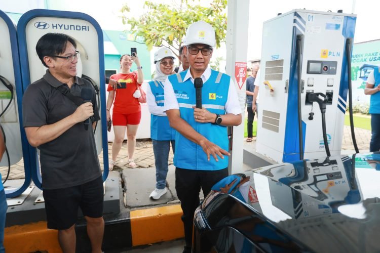 Liburan Nataru, Pengguna Makin Asyik Pakai Mobil Listrik. (Foto: Humas PLN)