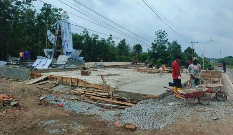 Progres Pembangunan Tugu Selamat Datang di Banyuasin Terus Dikebut. (Foto: Maulana)