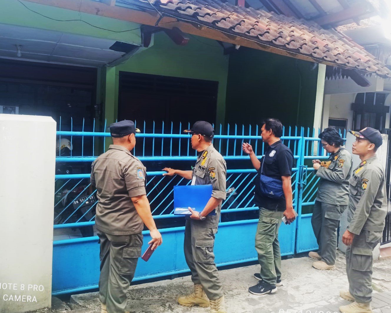 Satpol PP Kota Yogyakarta saat melakukan sidak dibeberapa kost. (FOTO : Kominfo)
