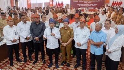 Zulkifli Hasan (tengah) saat usai Rapat Koordinasi Bidang Pangan Provinsi Sumatera Selatan Tahun 2025 di Griya Agung Palembang, Senin (13/1/2025). Foto: Adi Prayogo