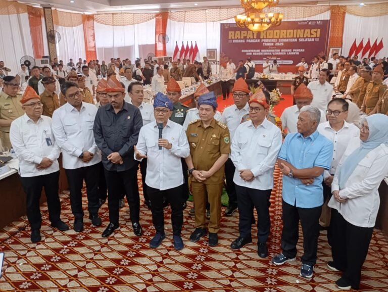 Zulkifli Hasan (tengah) saat usai Rapat Koordinasi Bidang Pangan Provinsi Sumatera Selatan Tahun 2025 di Griya Agung Palembang, Senin (13/1/2025). Foto: Adi Prayogo