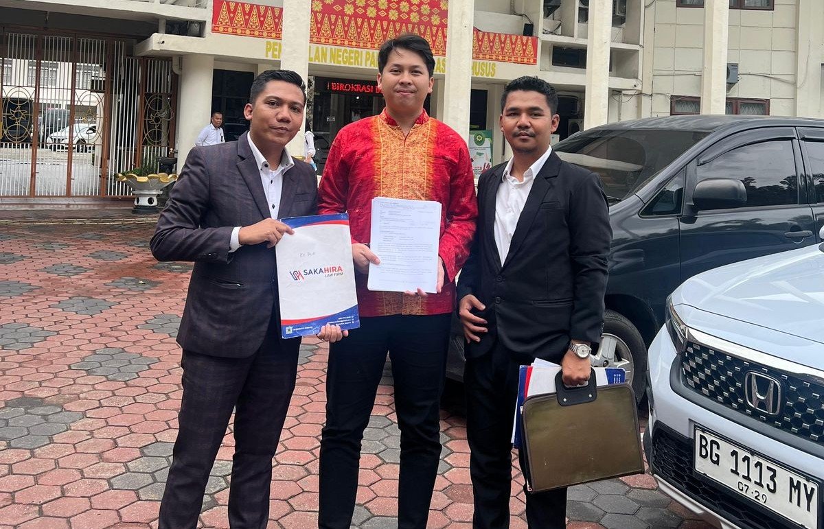 Tim SAKAHIRA Lawfirm yang diketuai Adv. A.Rilo Budiman SH didampingi Muhammad Abyan Z SH dan Amin Rais SH saat berada di PN Palembang.