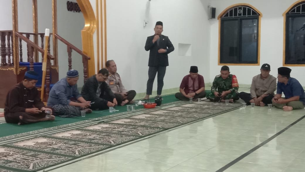 Polsek Kertapati bersilaturahmi dengan pengurus Masjid Darussalam serta para ketua RT dan RW di Jalan Mayjen Yusuf Singadekane Kertapati Palembang, Rabu (29/1/2025) malam. (Foto: Mursalan)