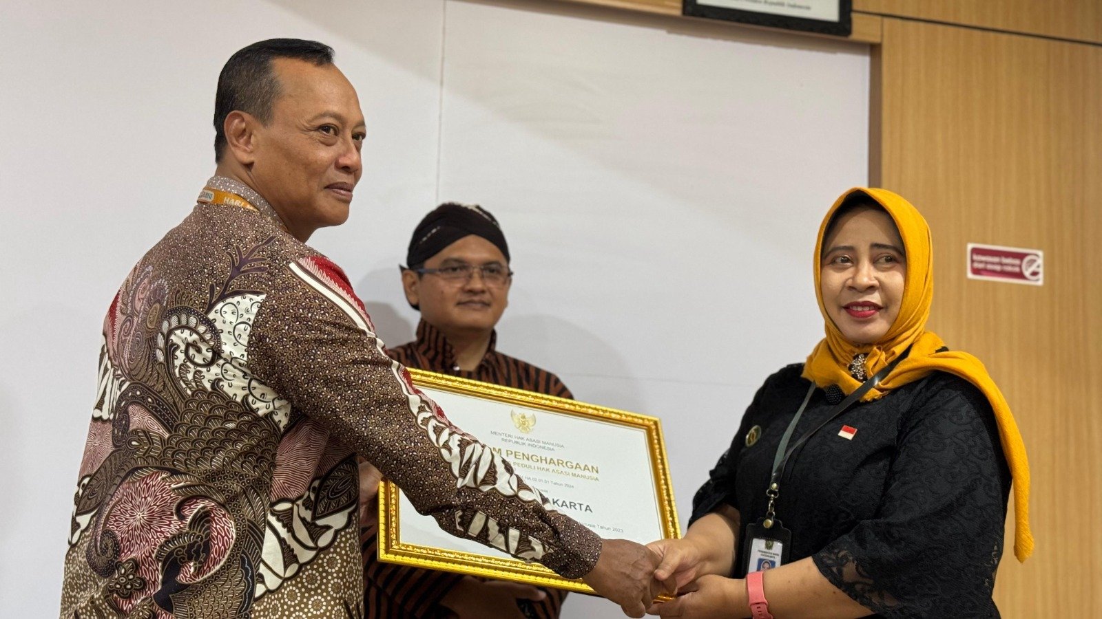 Penyerahan Penghargaan Kabupaten/Kota Peduli HAM di Biro Hukum DIY oleh perwakilan Kanwil Kemenkumham DIY, Kamis (16/1). (Foto : Bag Hukum Pemkot Yogya)