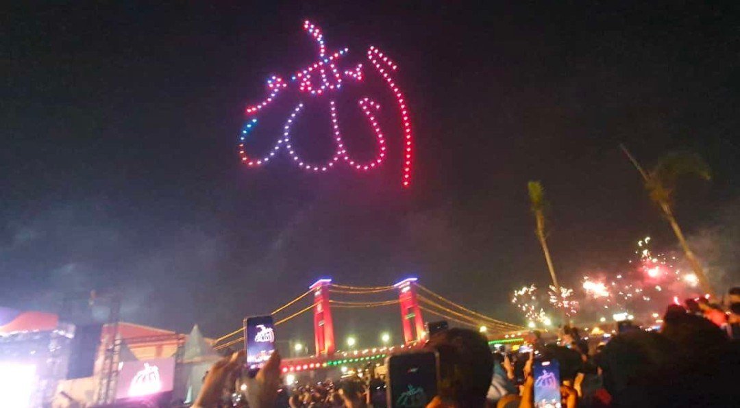 Lapaz Allah membentuk di langit atas jembatan Ampera. (Foto: Nata)