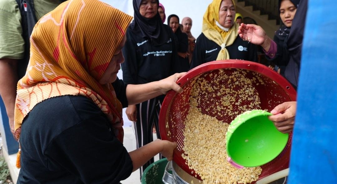 Bukit Asam dan IZI Berdayakan Masyarakat Desa Prabu Menang Lewat Usaha Tempe. (Foto: Humas PTBA)