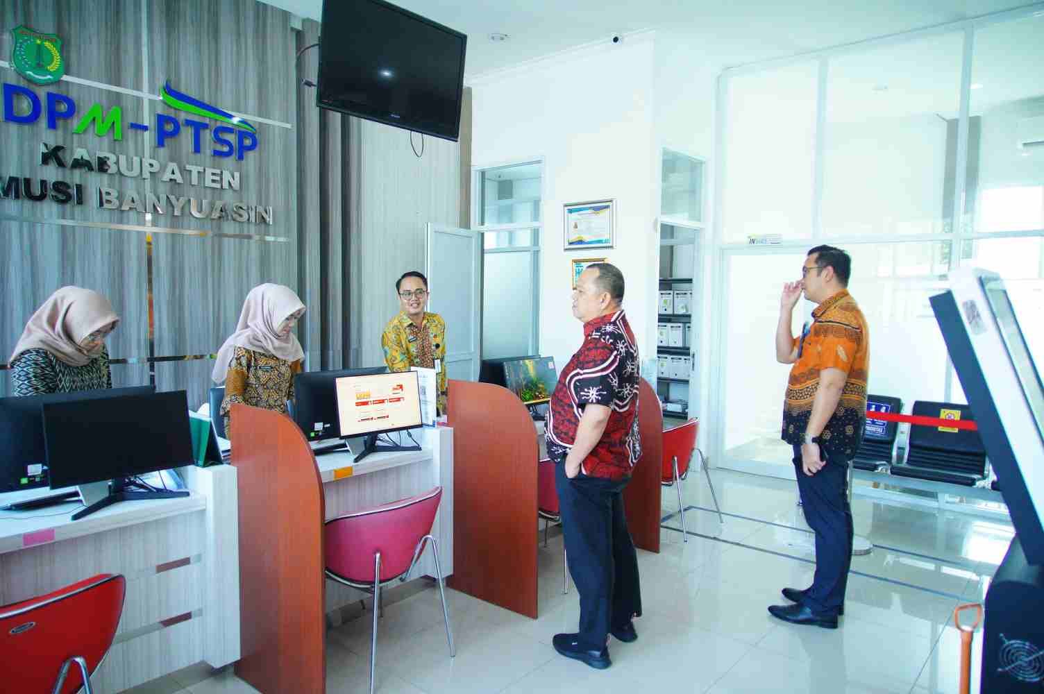 Hari Pertama Kerja di Tahun 2025, Pj Bupati Sandi Fahlepi Sidak Sejumlah OPD. (Foto:Humas Kominfo Muba)