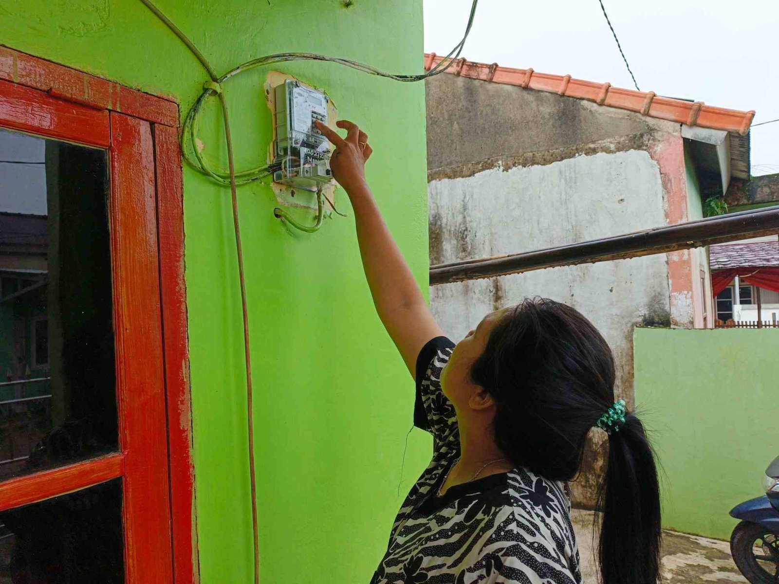 Salah Seorang Warga Sedang Melakukan Pengisian Ulang Token Listrik. (Foto: Maulana)
