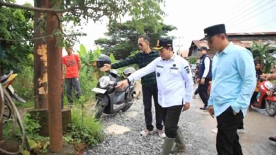 Pj Gubernur Sumsel, Elen Setiadi Saat meninjau Jalan Lettu Karim Kadir di Gandus yang saat ini kondisinya rusak parah. (Foto: Humas Pemprov Sumsel)
