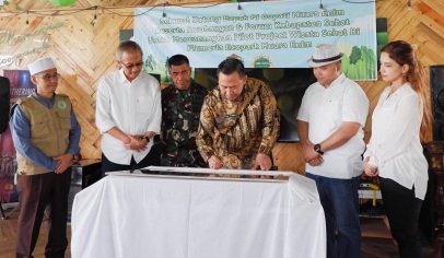 Pj Bupati Muara Enim, H. Henky Putrawan, meresmikan Kawasan Wisata Sehat di Plumeria Ecopark pada Minggu (05/01/2025). Foto: Edward Pusra.