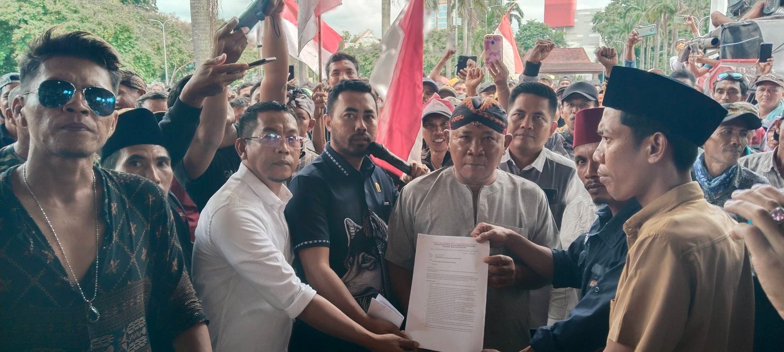 Ribuan warga Talang Kemang Kabupaten Banyuasin, geruduk gedung Dewan Perwakilan Rakyat Daerah (DPRD) Provinsi Sumatera Selatan. (Foto: Nata)