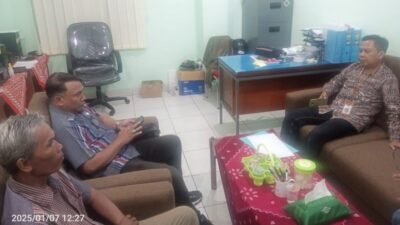 Dua warga Karanganyar, Brontokusuman, saat melaporkan kinerja Ketua RT setempat ke Lurah Brontokusuman, Maryanto. (Foto : Simon)