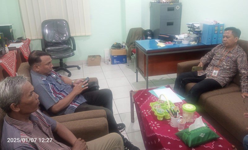 Dua warga Karanganyar, Brontokusuman, saat melaporkan kinerja Ketua RT setempat ke Lurah Brontokusuman, Maryanto. (Foto : Simon)