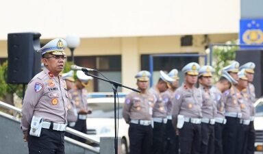 Korlantas Ikut Terlibat Bagikan Makan Bergizi Gratis dan Edukasi Keselamatan Lalu Lintas. (Foto: Edison)