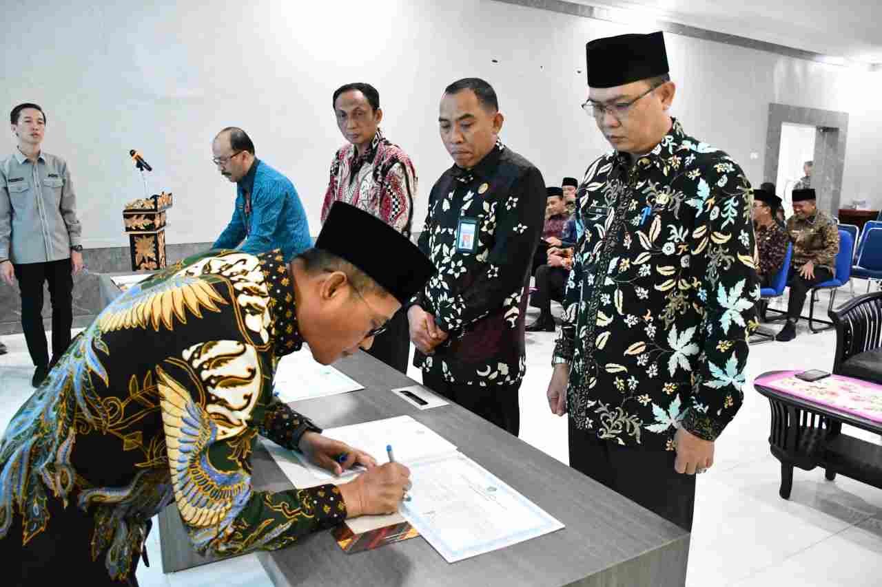 Seluruh pejabat eselon III di lingkungan Kementerian Agama Provinsi Sumatera Selatan menandatangani Pakta Integritas dan Perjanjian Kinerja (Perkin) tahun 2025. (Humas Kemenag Sumsel)