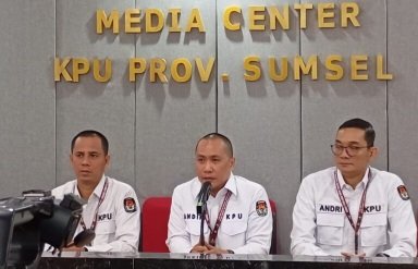 Ketua KPU Sumsel, Andika Pranata Jaya (tengah), saat melakukan konferensi pers di KPU Sumsel. ( Adi P)