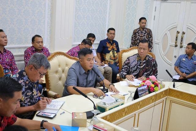 Sekda Palembang, Afrizal Hasyim saat Rapat Koordinasi Penertiban Reklame, Kamis (9/1/2025).