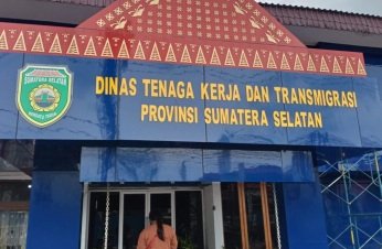 Foto : Suasana kantor Dinas Ketenagakerjaan dan Transmigrasi usai di geledah Petugas Kejari Kota Palembang, Jumat (10/1/205).