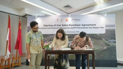 Penandatanganan Perjanjian Jual Beli Gas (PJBG) dari Blok Jabung oleh Direktur Komersial PGN Ratih Esti Prihatini dan Presiden Direktur PCJL Wang Lei erta disaksikan oleh perwakilan dari SKK Migas pada Jumat, (10/1/2025).