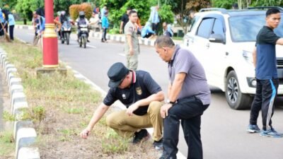 Pj Bupati Banyuasin, Muhammad Farid Langsung Bersih-Bersih di Pusat Keramaian Kota Pangkalan Balai. (Foto: Humas Kominfo Banyuasin)