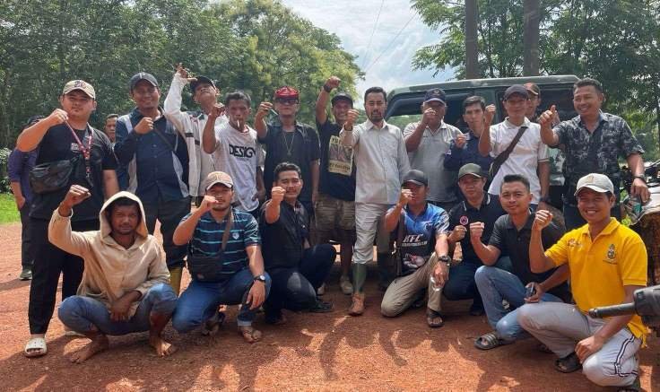 Komisi IV DPRD Provinsi Sumsel, Ade Pramanja (baju putih tengah) bersama para karyawan PT. Melania Indonesia (Shamrock Group), Jumat (10/1/2025). (Foto : Maulana).