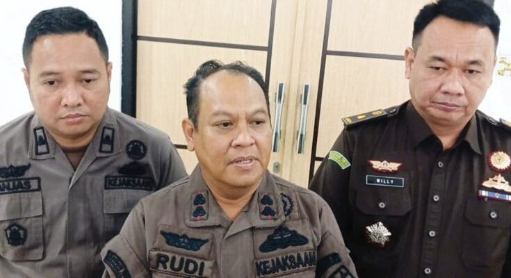 Kepala Kejaksaan Negeri Muara Enim Rudi Iskandar didampingi Kepala Seksi Intelijen (Kasi Intelijen) Anjasra Karya dan Kepala Seksi Pidana Khusus (Kasi Pidsus) Willy Pramudya Ronaldo pada press release di Aula Kantor Kejari Muara Enim Kawasan Islamic Center, Kamis (09/01/2025).