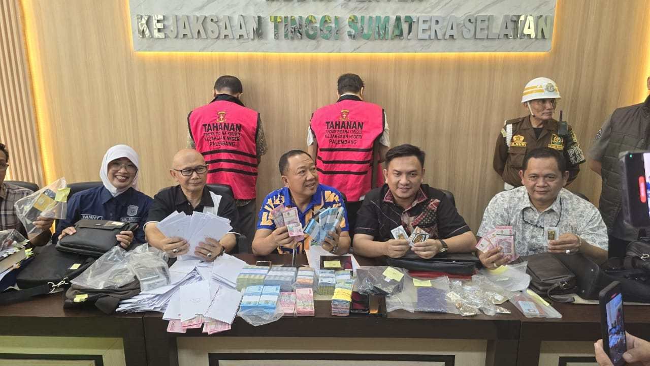 Press rilis OTT Kadisnakertrans Sumsel di Kantor Kejati Sumsel, Sabtu (11/1/2025).