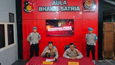 Kapolresta Yogyakarta, Kombes Pol Aditya Surya Dharma saat paparkan klarifikasi kasus di Mapolresta Yogyakarta, Sabtu (11/1/2025) malam. (Foto : Simon)